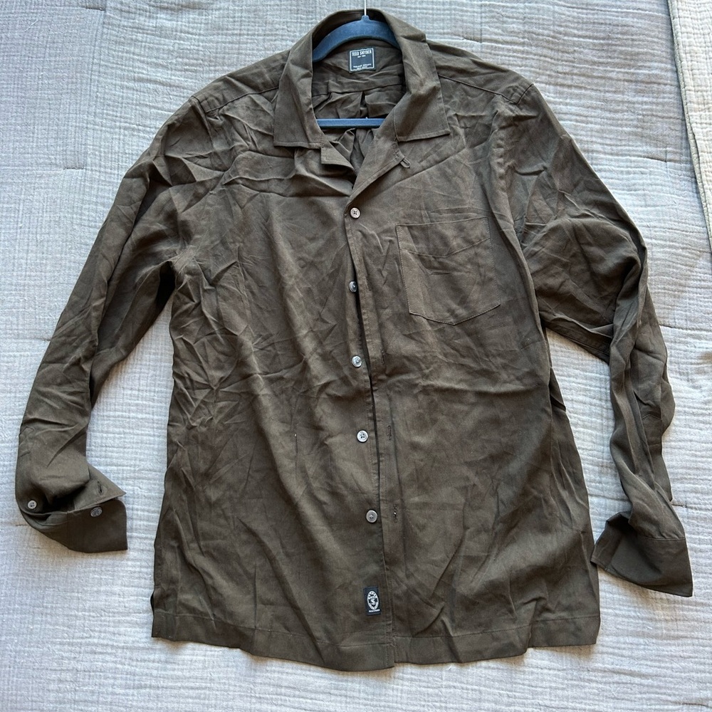 Like new men’s brown light weight Todd Snyder shirt. Size M Rayon material